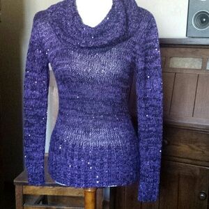 Gorgeous *lei* 💜 Sweater